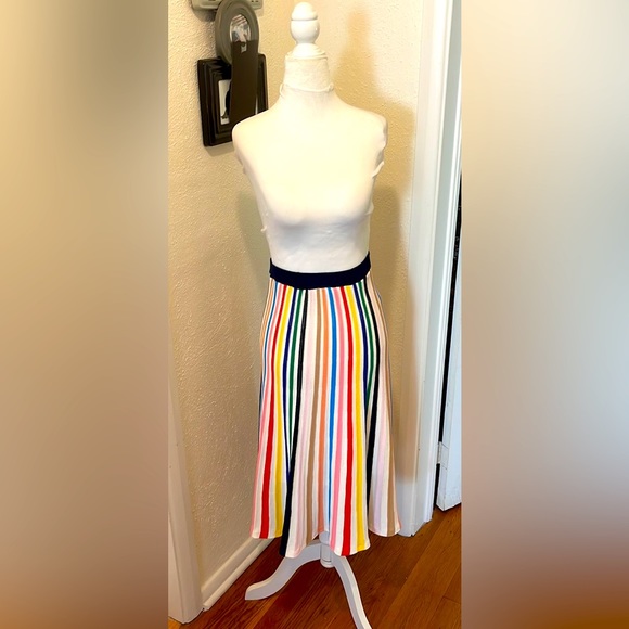 J. Crew Dresses & Skirts - How gorgeous is this!!  J Crew knit ladies skirt size L with lining!